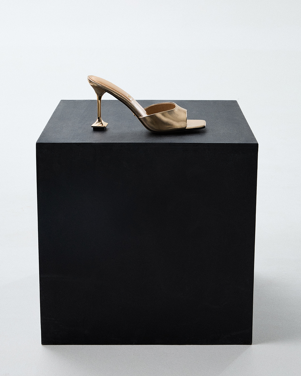 Women’s Jacqueline metallic leather sculptural-heel mules in champagne – CHARLES & KEITH