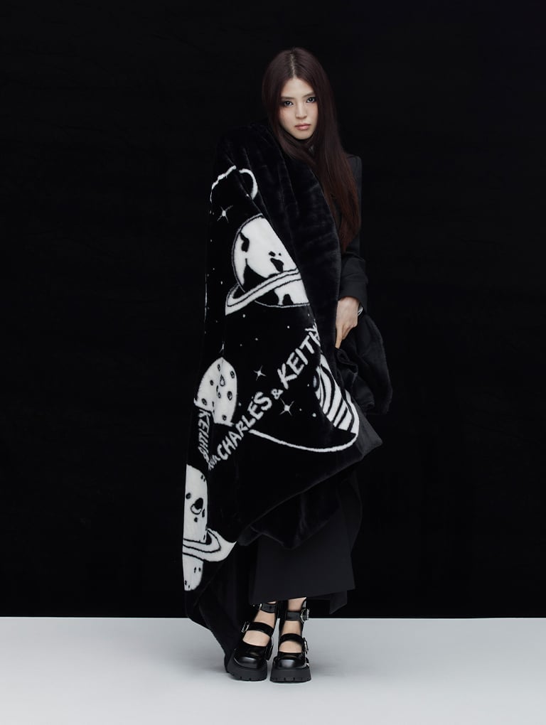 Women’s illustrated heart cosmo blanket from the CHARLES & KEITH x Henn Kim ‘Heart Is Every Wear’ collection, as seen on Han So Hee - CHARLES & KEITH