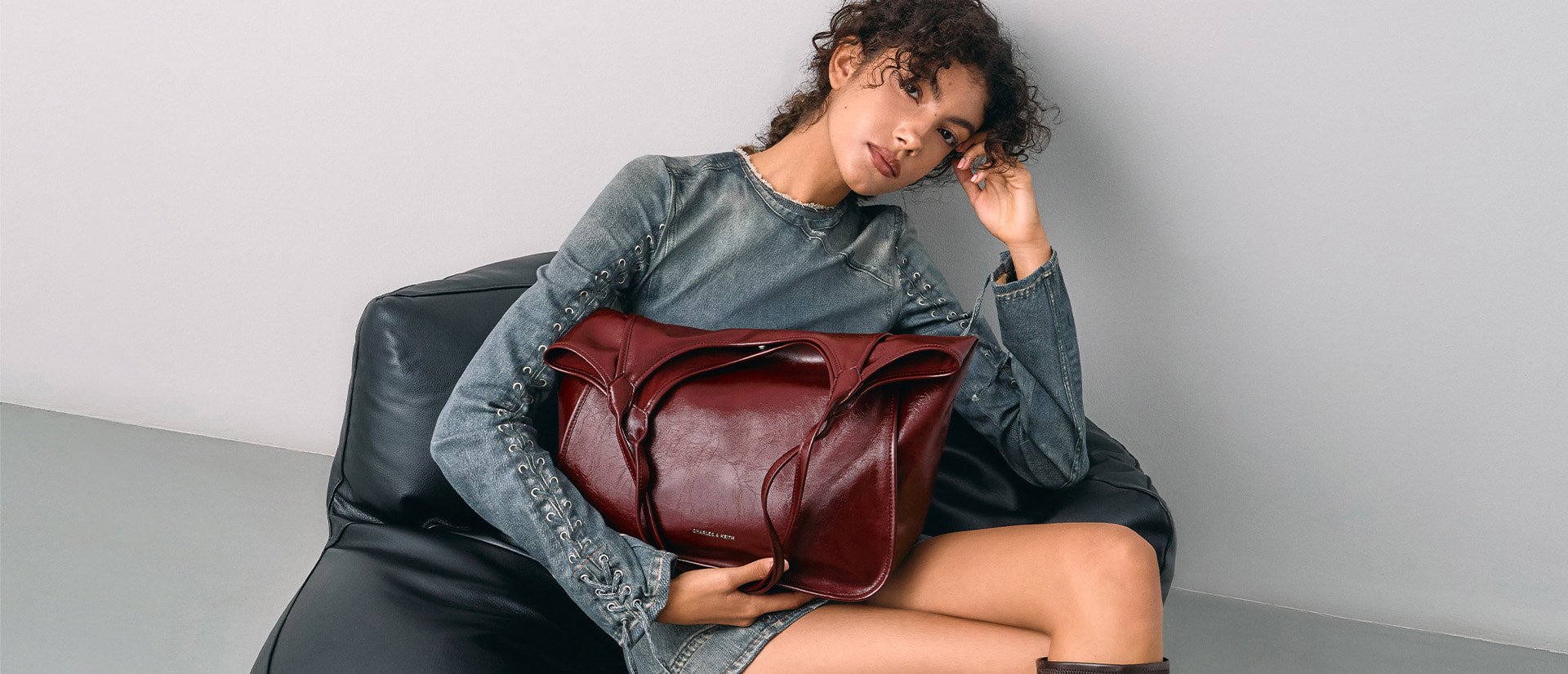 Women’s Sianna crinkle-effect slouchy tote bag in burgundy - CHARLES & KEITH