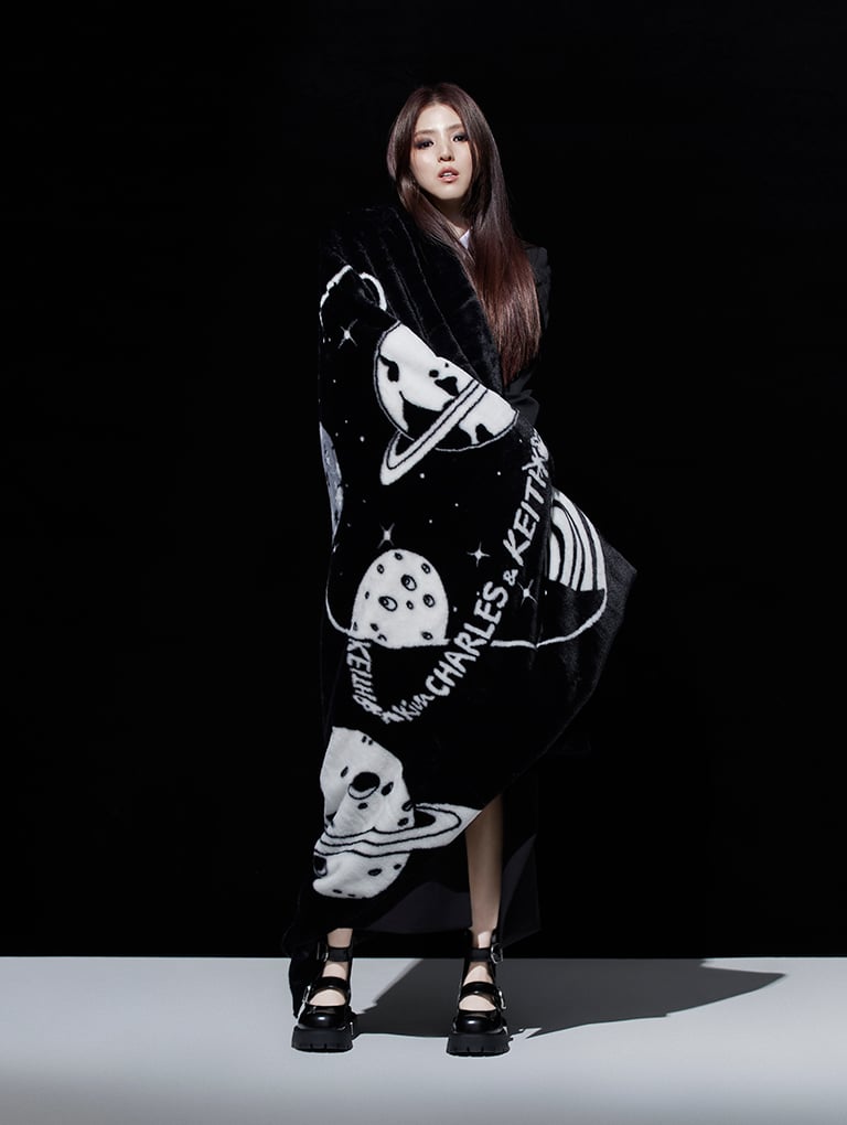 Women’s illustrated heart cosmo blanket in black, as seen on global brand ambassador Han So Hee - CHARLES & KEITH